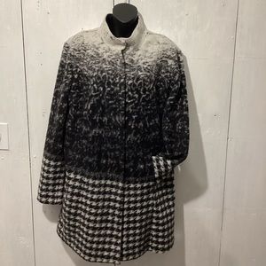 Women’s Context wool blend multi-print black/white snap front coat. Size L